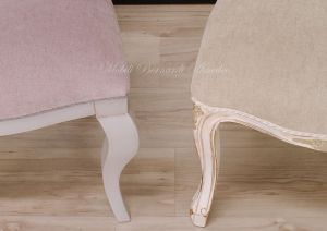 Sedia ispirata allo stile Luigi Filippo con gambe curve e con seduta e schienale imbottiti